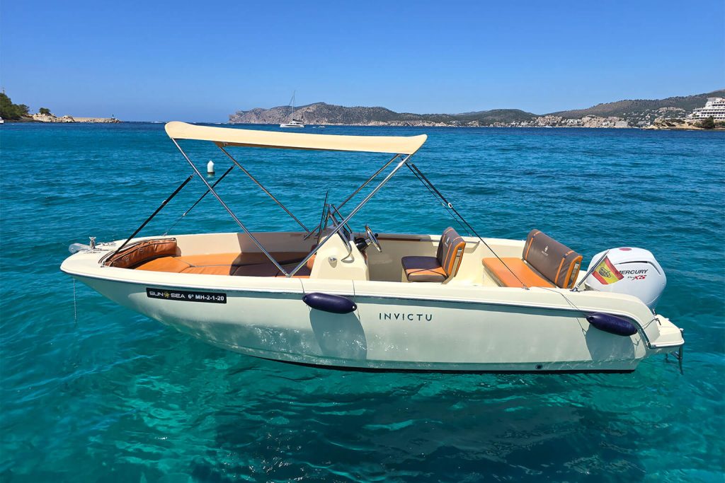 Invictus 190 FX navegando por la costa oeste de Mallorca