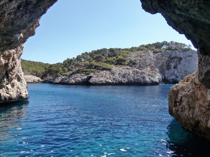 Cueva des Caló d'en Monjo en la costa oeste de Mallorca