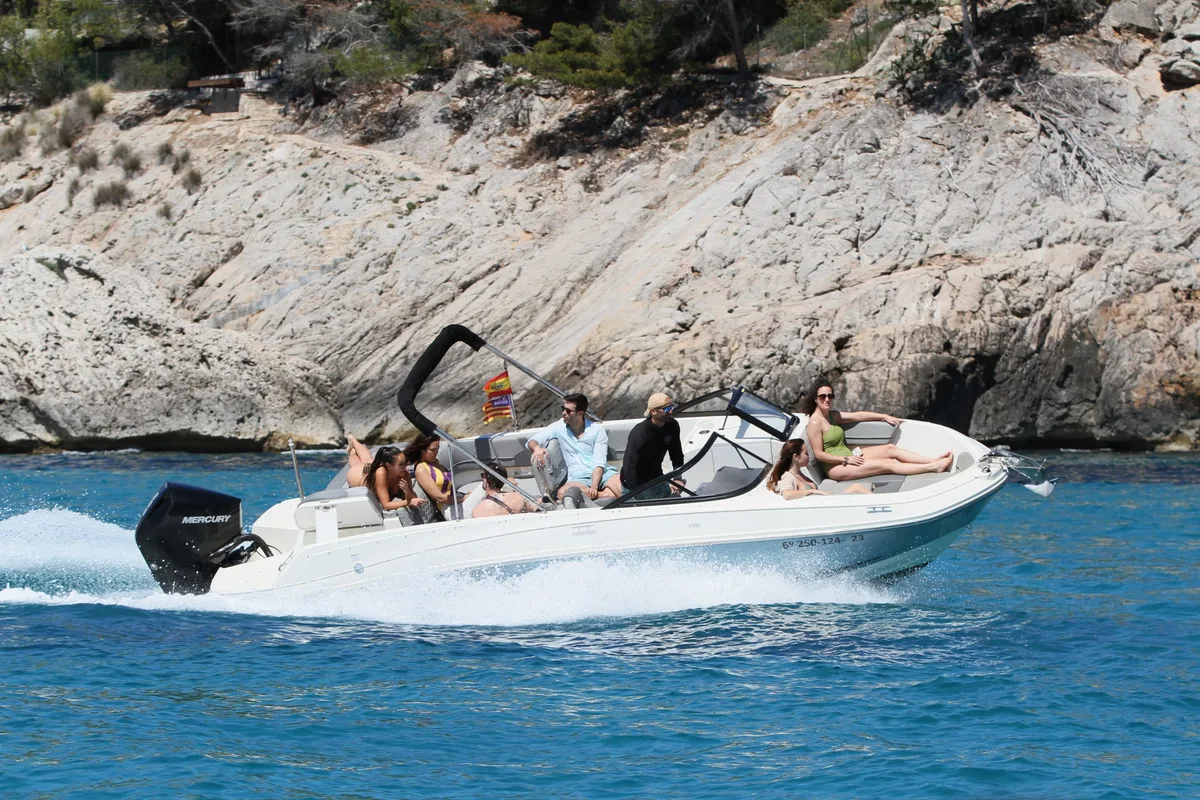 Bayliner VR6 navegando por la costa oeste de Mallorca