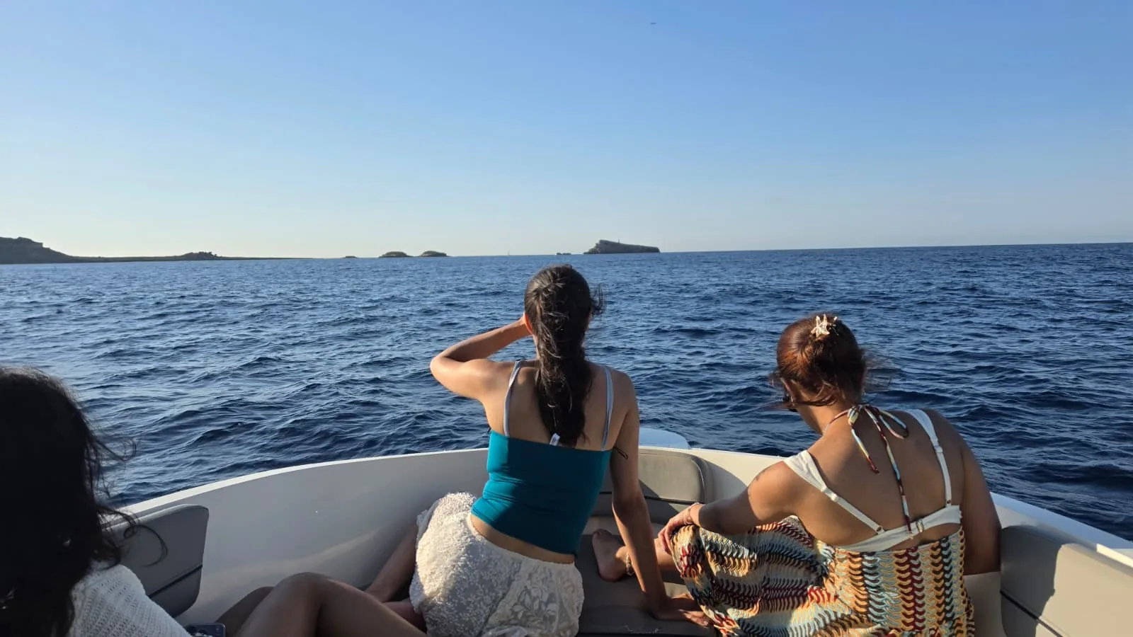 El mar durante la primera luz de una salida privada