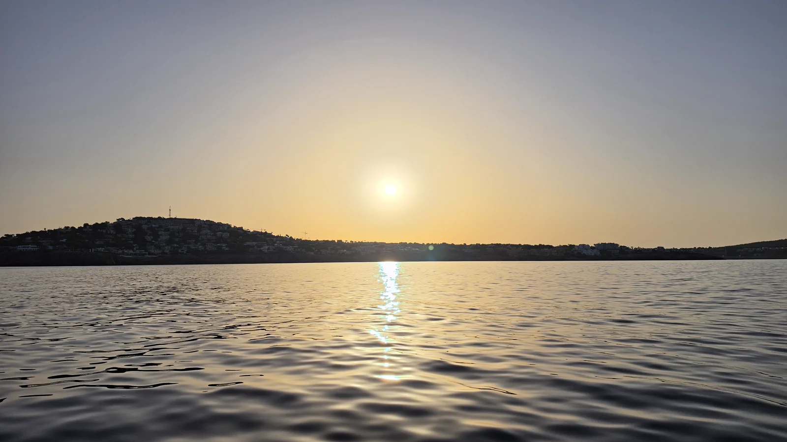 El mar durante la última luz de una salida privada